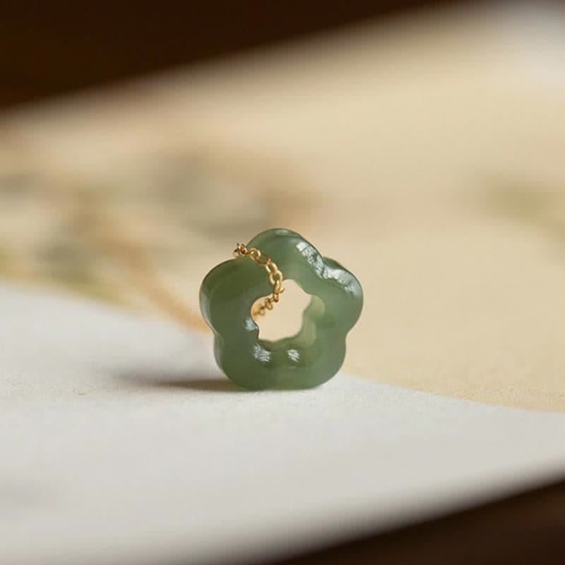 Grüne Jade Blume Kette Anhänger Naturstein goldene Fassung Schmuck