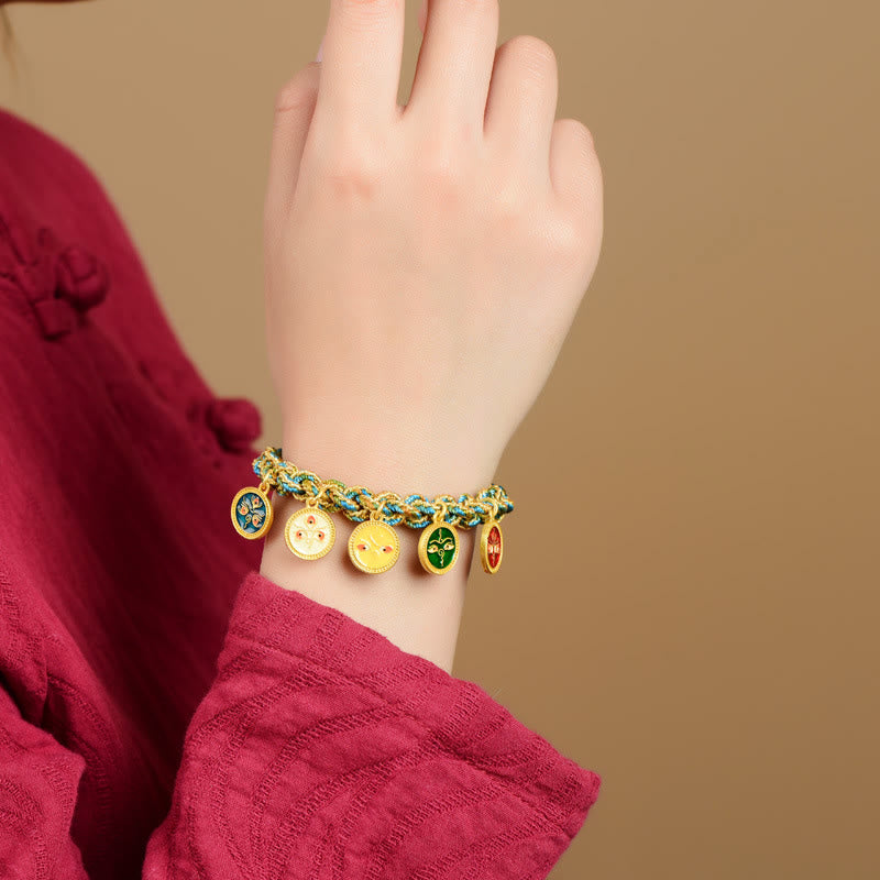 Armband Five Five – Glück & Wohlstand mit goldenen Anhängern am Handgelenk