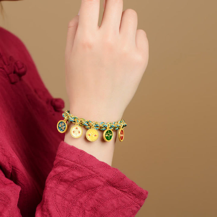 Armband Five Five – Glück & Wohlstand mit goldenen Anhängern am Handgelenk