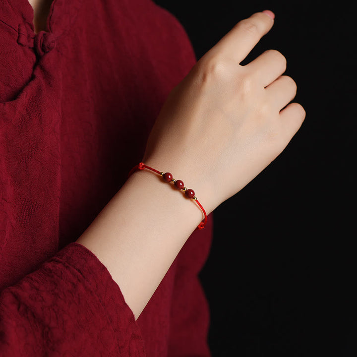 Rotes Armband Zinnober – Glück & Segen am Handgelenk getragen, elastisch
