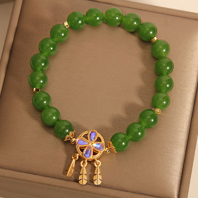Armband Grüne Jade Kleeblatt – Glück & Liebe elegantes Schmuckstück displayed