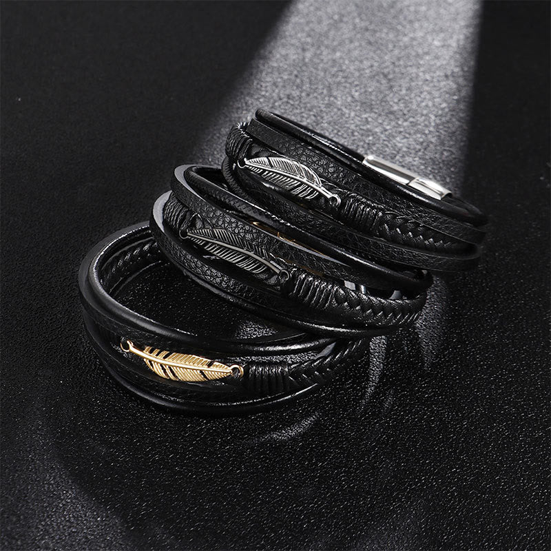 Schwarzes Lederarmband magnetisch mit Feder-Design elegant gestapelt