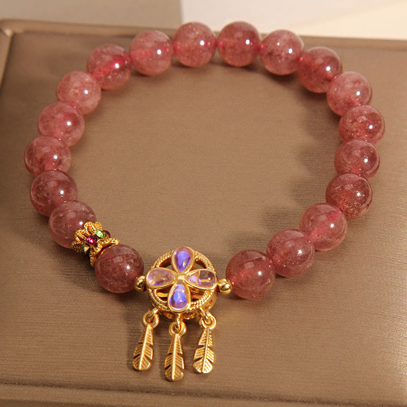 Armband Erdbeerquarz Kleeblatt mit goldenen Blattanhängern elegant.