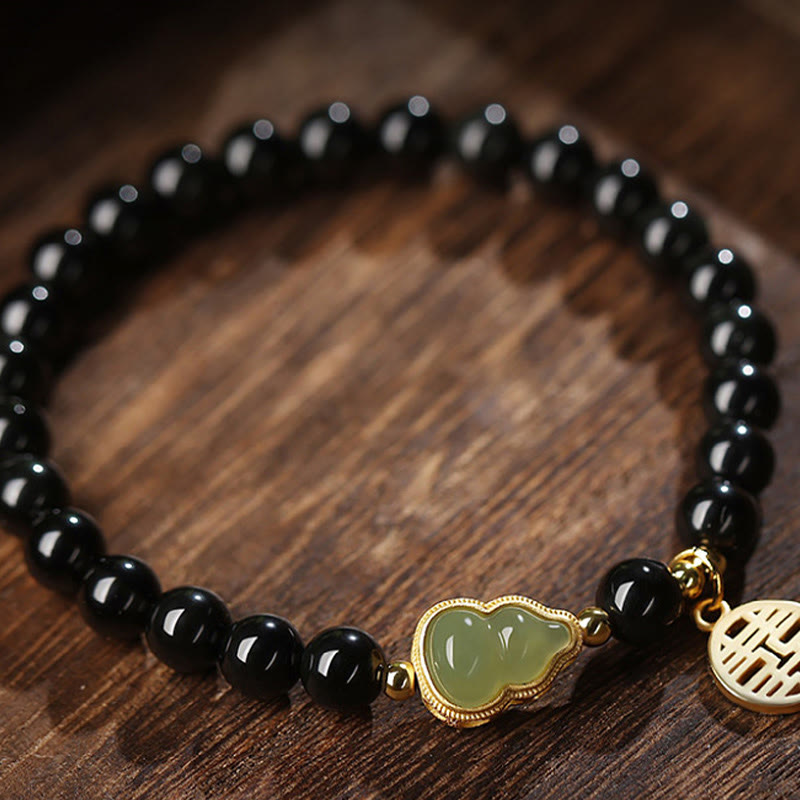 Armband Schwarzer Obsidian Jade – Stärke & Glück mit goldenem Verschluss getragen