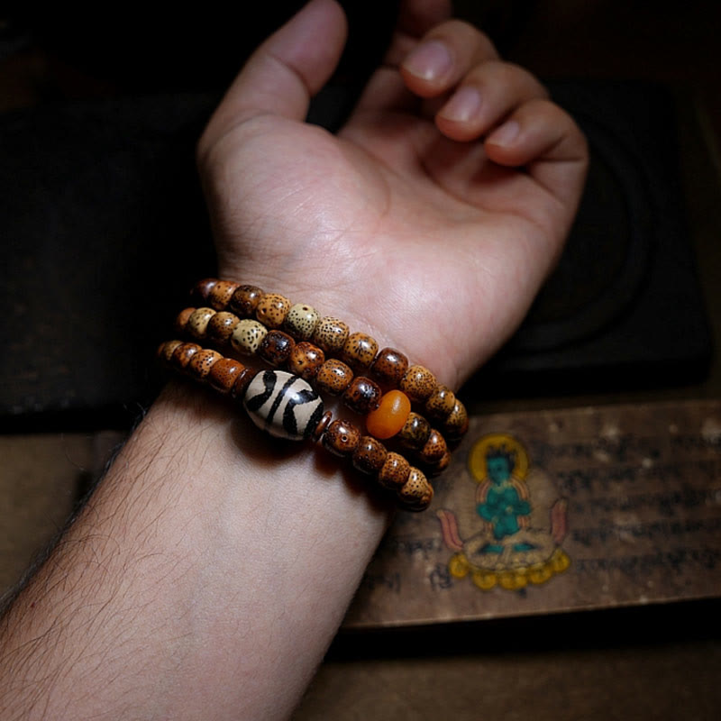 Armband Achat Bodhi Wohlstand am Handgelenk braune Perlen getragen