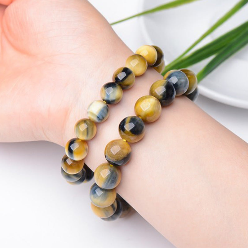 Armband Tigerauge – Schutz & Stärke, zwei Armbänder am Handgelenk getragen.