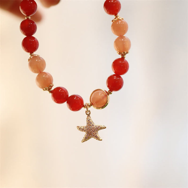 Armband mit roten Achat Perlen und goldenem Stern Anhänger elegant.