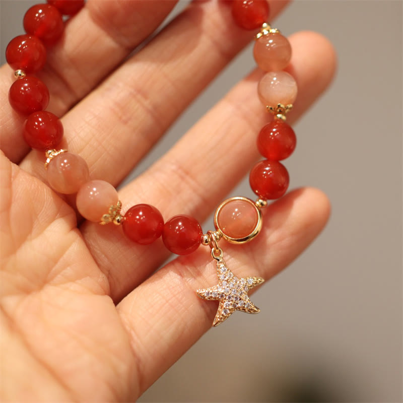 Armband Roter Achat Mondstein mit goldenem Seestern Charm elegant.