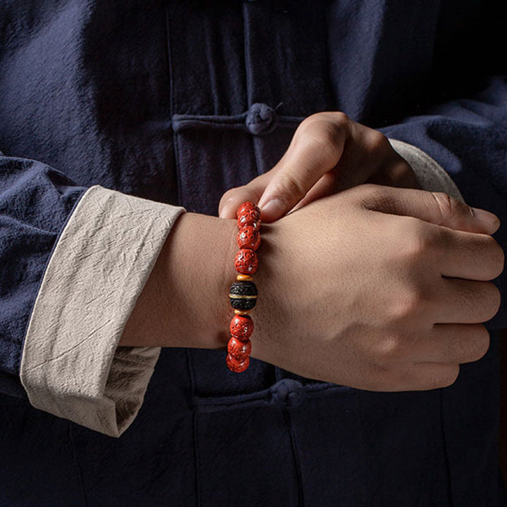 Rotes Zinnober Ebenholz Armband am Handgelenk getragen elegantes Design