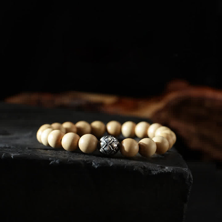 Holzperlen-Armband mit silbernem Mittelstück auf schwarzem Stein Nahaufnahme