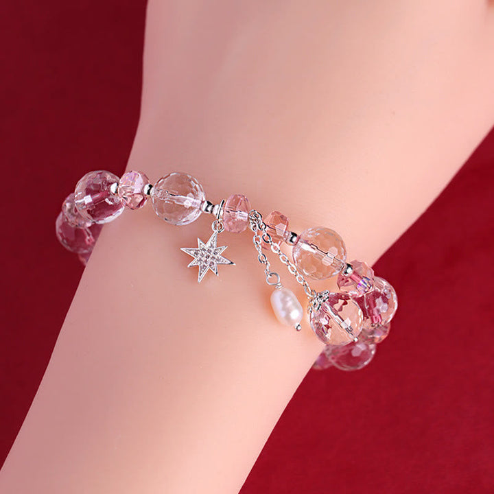 Armband mit rosafarbenen Kristallperlen und silbernem Stern-Anhänger.