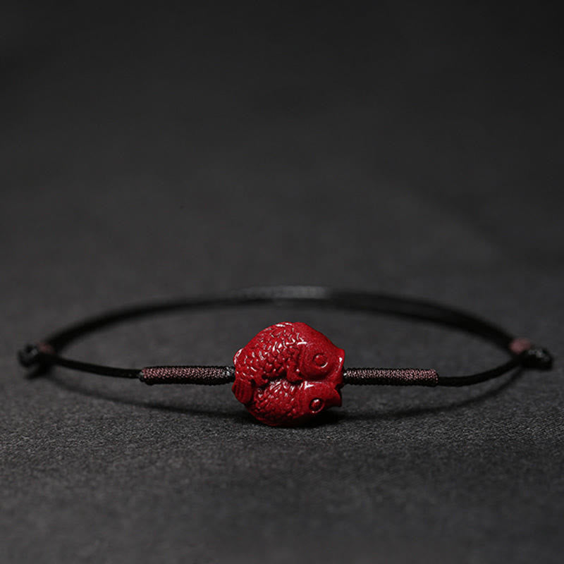 Rotes Zinnober Koi Fisch Armband mit schwarzem Band Nahaufnahme Detail