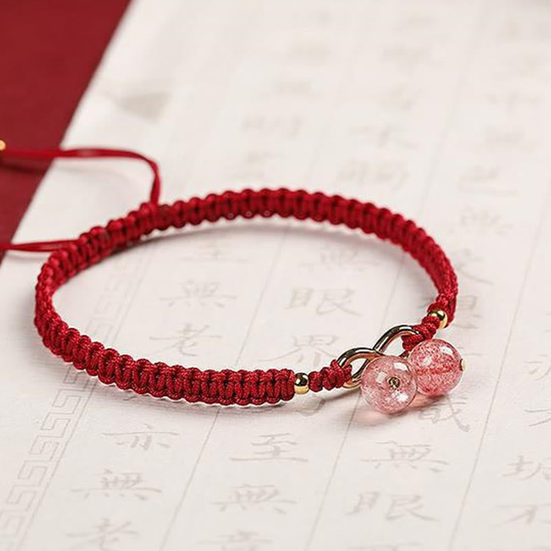 Rotes Armband Erdbeerquarz mit elastischem Makramee Knoten Design.
