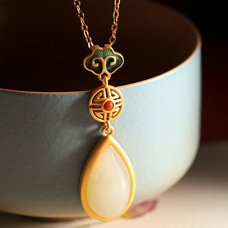 Elegante Jade Anhänger Halskette mit goldenem Verschluss Design.