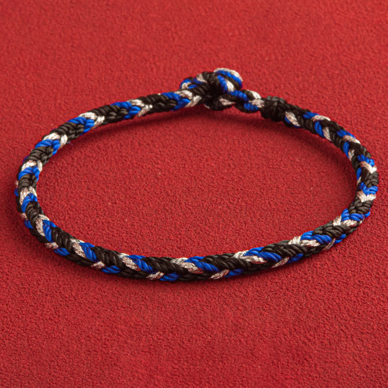 Armband Mehrfarbig Glücksband Glück Wohlstand blau schwarz weiß geflochten Nahaufnahme
