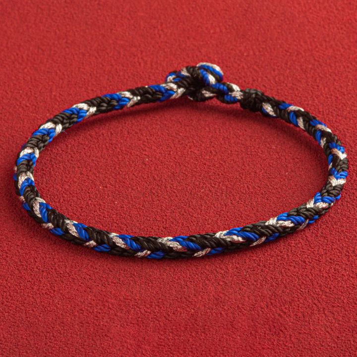 Armband Mehrfarbig Glücksband Glück Wohlstand blau schwarz weiß geflochten Nahaufnahme