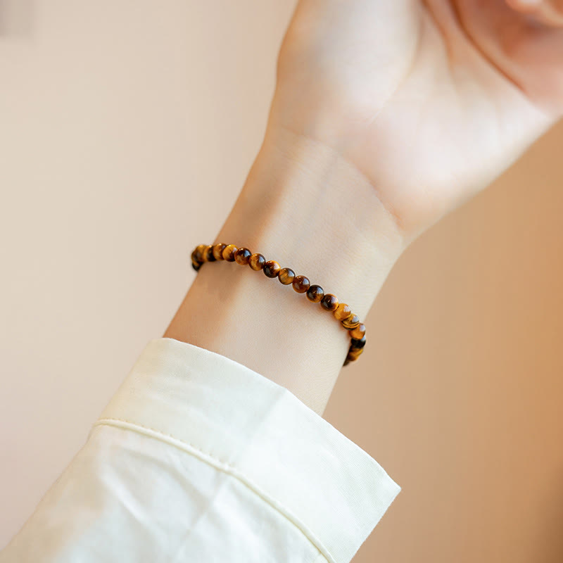 Tigerauge Armband am Handgelenk getragen, braun-goldene Natursteine, elastisch