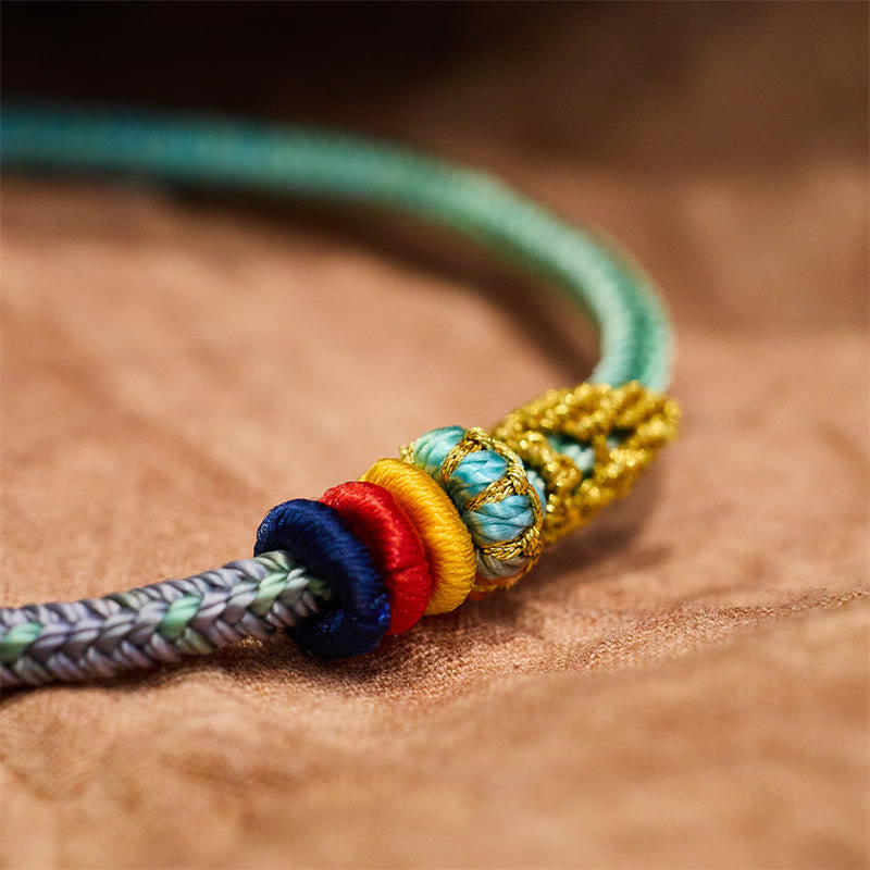 Armband Geflochten Friedensknoten – Schutz & Glück bunte Perlen Nahaufnahme Holzuntergrund
