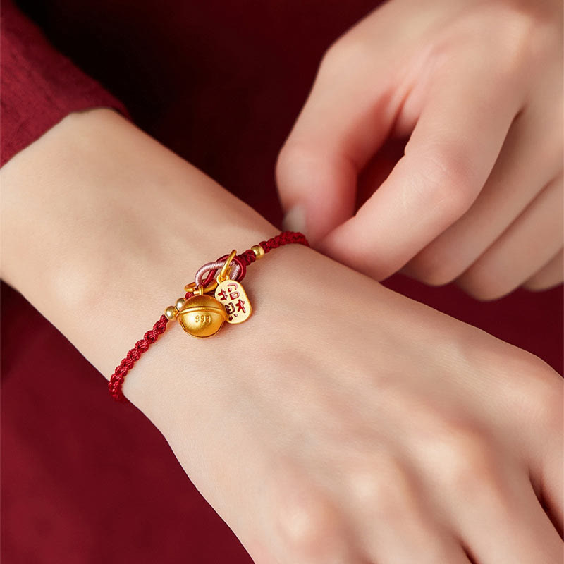 Rotes Armband Fu-Zeichen – Glück mit goldenen Anhängern Handgelenk
