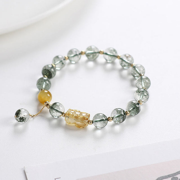 Armband Citrin Pixiu mit grünen Kristallperlen elegant getragen