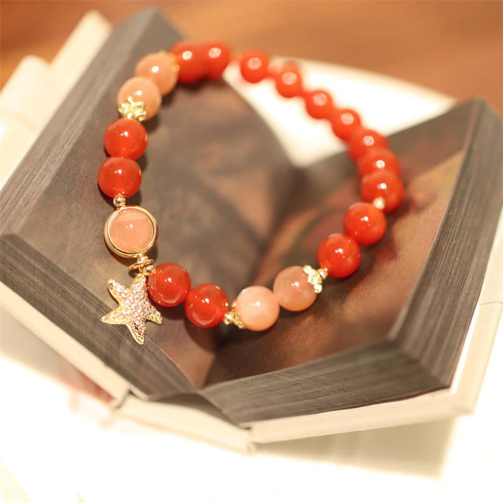 Armband Roter Achat Mondstein mit goldenem Stern Charm elegant.