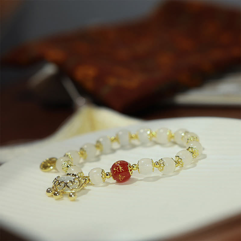 Armband Fu-Zeichen – Segen mit weißen Perlen und rotem Mittelpunkt Charm.