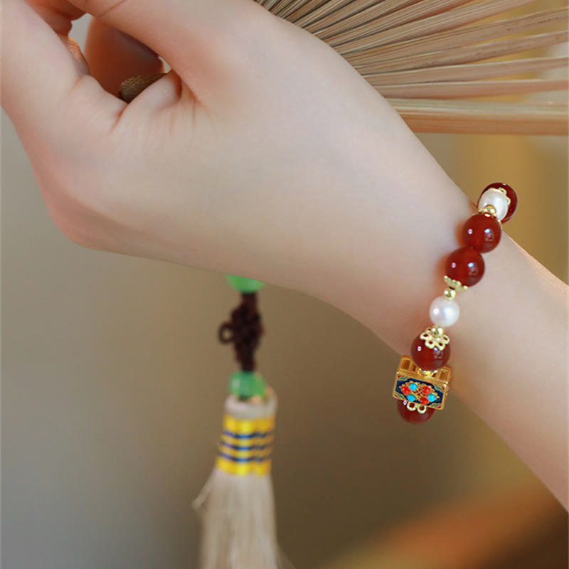 Armband Roter Achat Perle mit weißen Perlen elegant am Handgelenk getragen