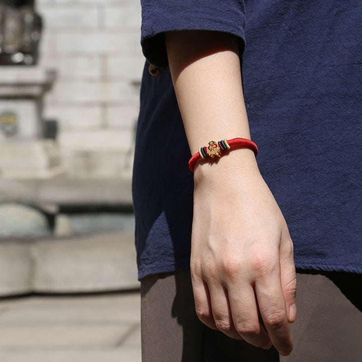 Rotes Armband 925 Silber Chinesisches Tierkreis mit Perlen getragen.
