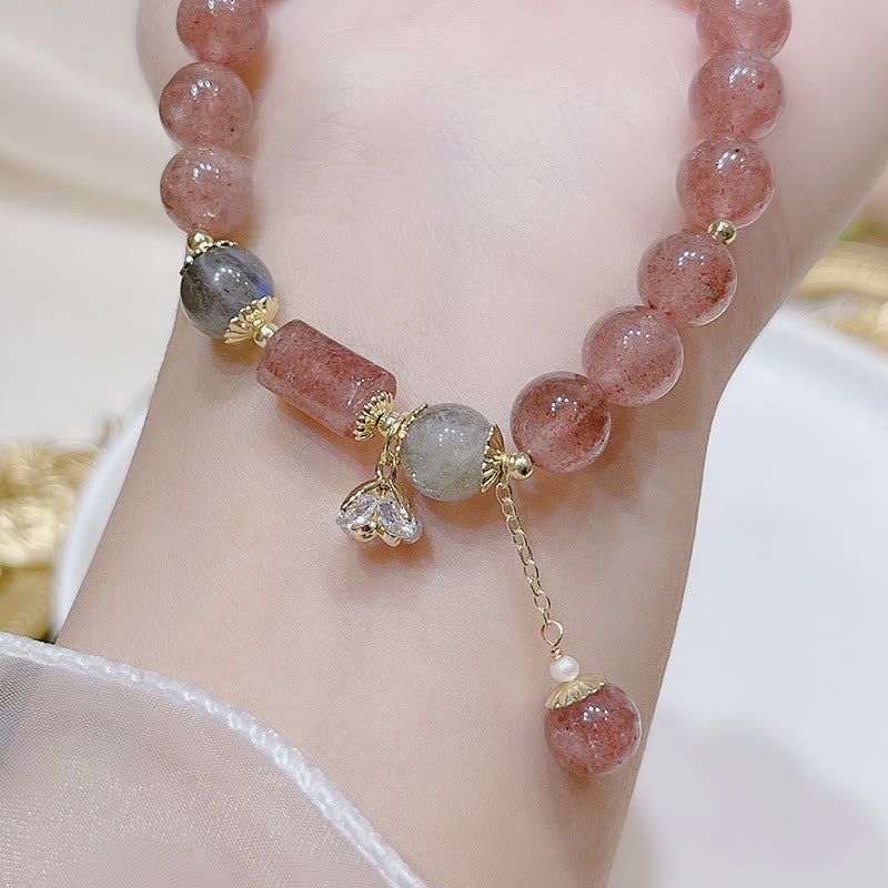 Armband Erdbeerquarz Mondstein Mond – Liebe & Energie am Handgelenk getragen