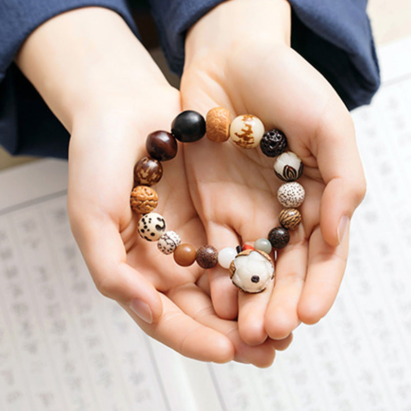 Armband Bodhi Lotus – Frieden mit natürlichen Perlen in Händen