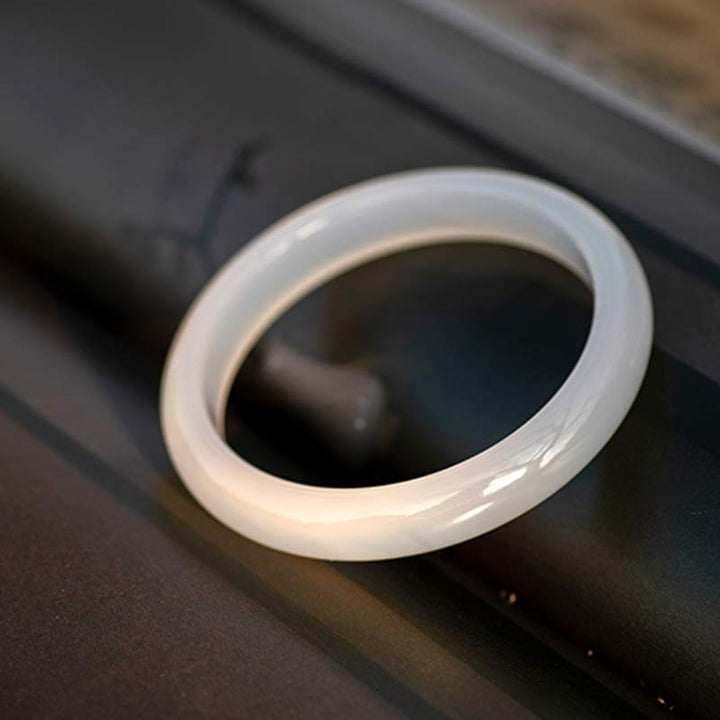 Weißes Jade Armband – Harmonie eleganter Naturstein schlicht getragen