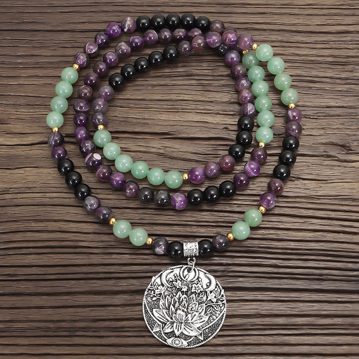 Armband Grüner Aventurin Amethyst Lotus auf Holzuntergrund elegant.
