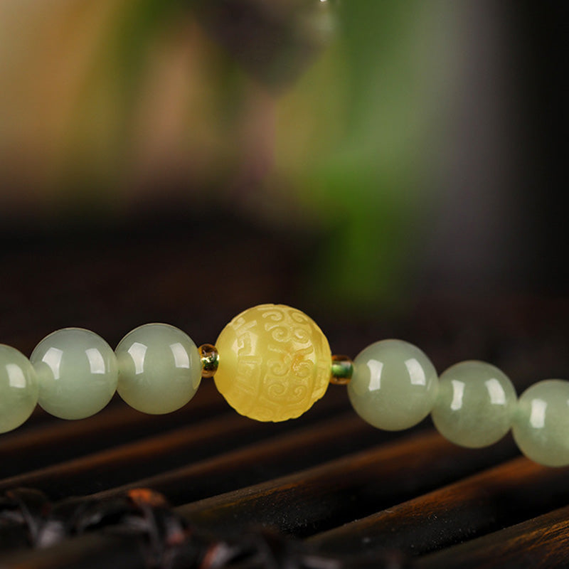 Jade Armband mit gelbem Mittelpunkt Naturstein elastisch grün.
