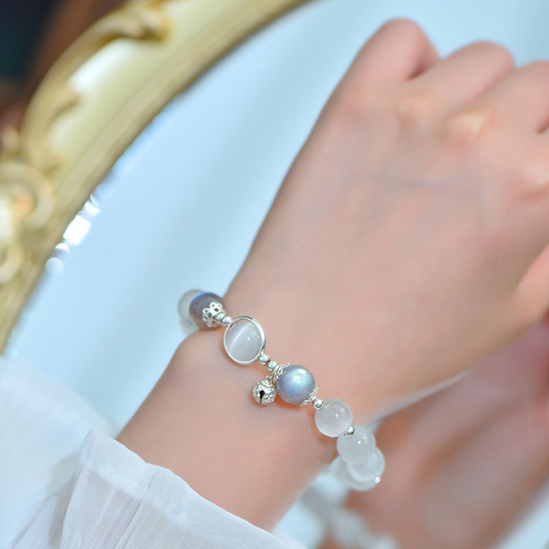 Mondstein Armband 925 Silber elegant am Handgelenk getragen weiß