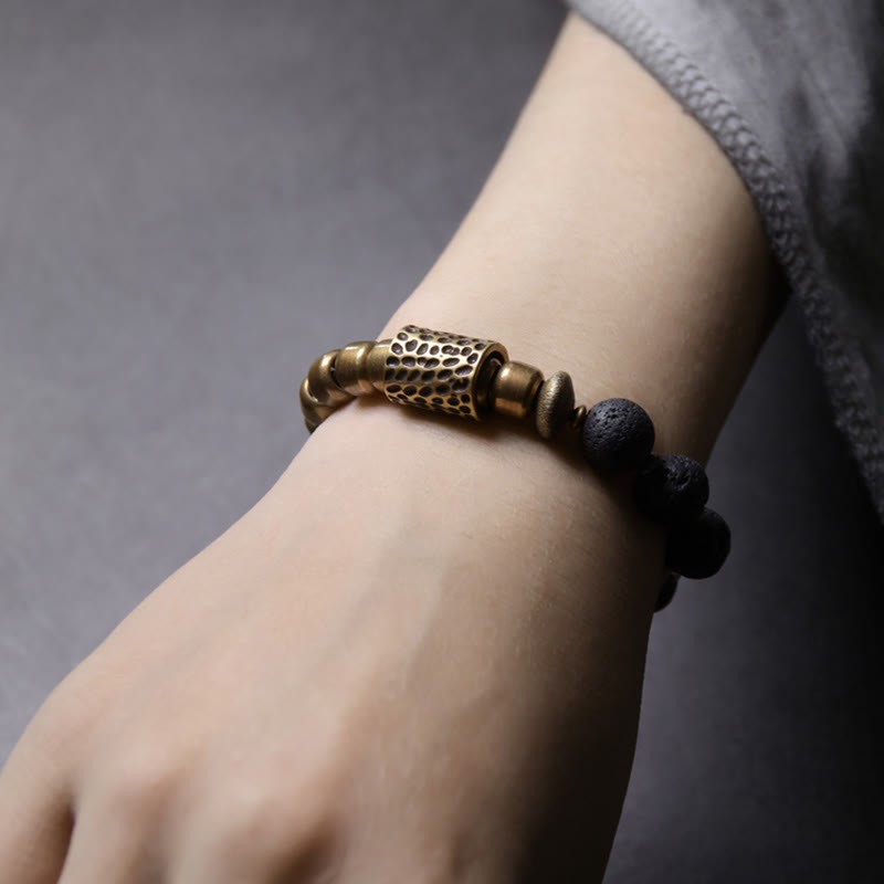 Armband Obsidian Kupfer mit schwarzen Steinen elegant am Handgelenk