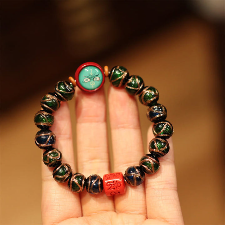 Armband – Wohlstand & Glück mit grünen und goldenen Perlen getragen.