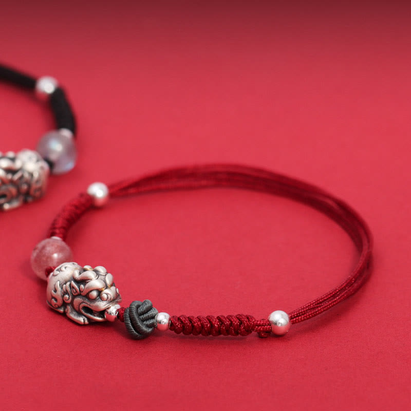 Rotes Armband Erdbeerquarz Pixiu Silber Glück Wohlstand elegant getragen