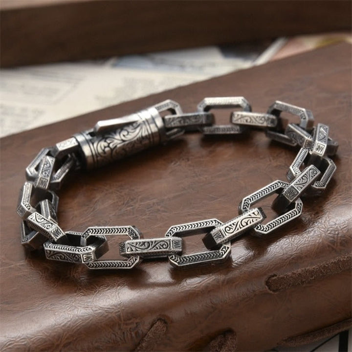 Silbernes Armband – Glück & Energie mit Kettengliedern graviert getragen