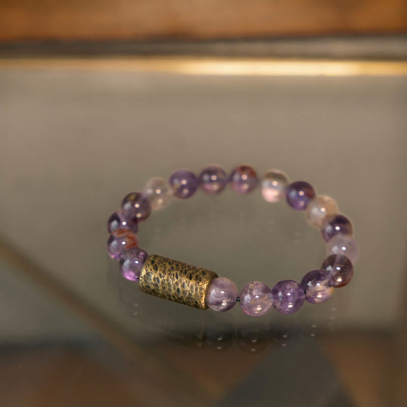 Amethyst Armband mit goldenem Verschluss auf Tisch elegant