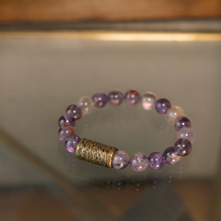 Amethyst Armband mit goldenem Verschluss auf Tisch elegant