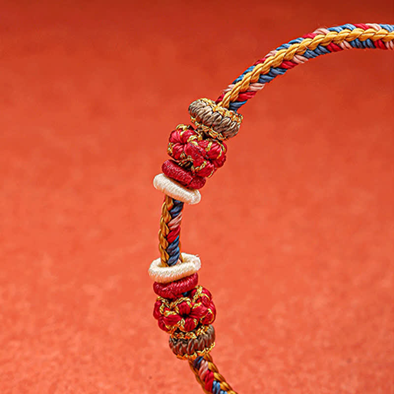 Geflochtenes rotes Schnur Armband Karma mit bunten Perlen Nahaufnahme Schutz Glück