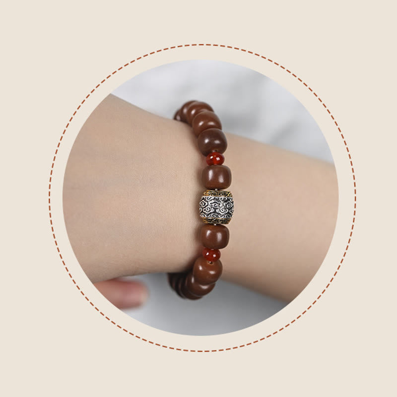 Bodhi Armband mit braunen Perlen und silbernem Ornament am Handgelenk