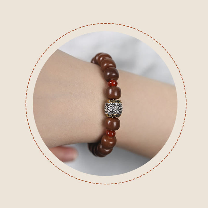 Bodhi Armband mit braunen Perlen und silbernem Ornament am Handgelenk