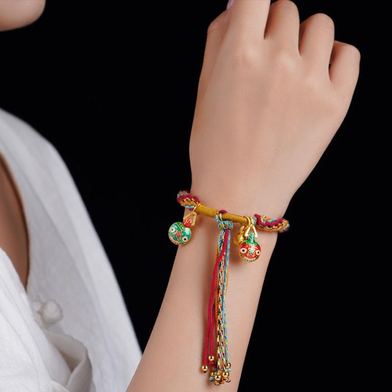 Buntes Armband mit Glöckchen und Perlen am Handgelenk getragen.