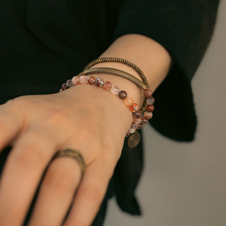Armband Kupfer – Liebe mit Rosenquarz Perlen am Handgelenk getragen