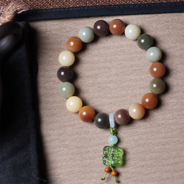 Armband Bodhi – Frieden & Balance mit bunten Natursteinen und grünem Anhänger.