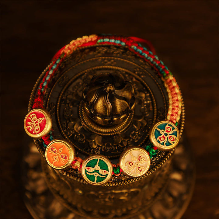 Tibetisches Armband mit bunten Perlen und goldenen Verzierungen detailliert.