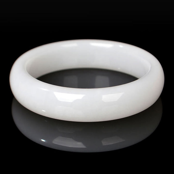 Weißes Jade Armband glänzend poliert elegant geschmückt Naturstein.