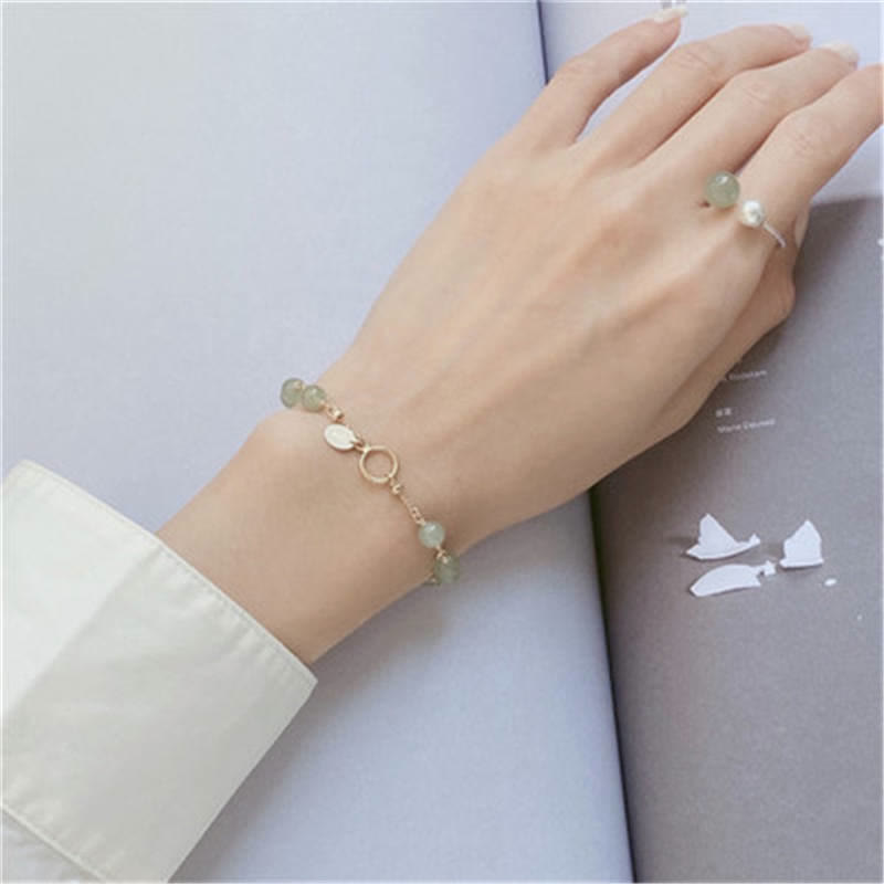 Armband Jade – Glück mit Perlen und Metalldetails am Handgelenk.
