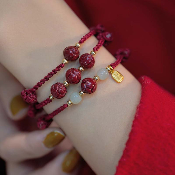Armband Zinnober Jade Lotus – Ruhe am Handgelenk mit roten Perlen getragen